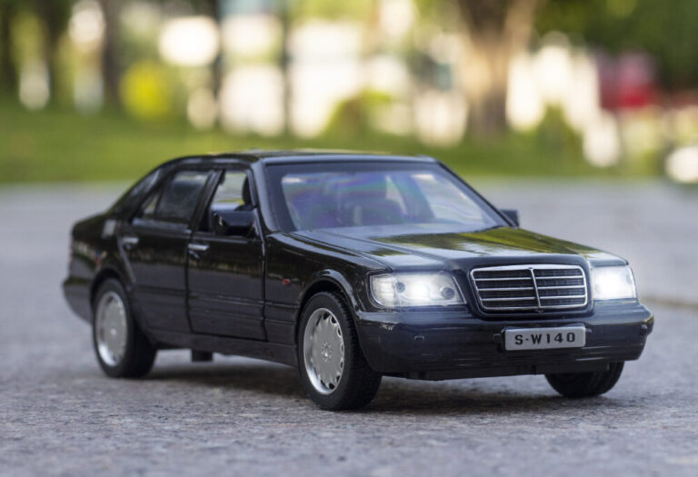 Classic Mercedes-Benz W140 320SEL Diecast Model | Giftway